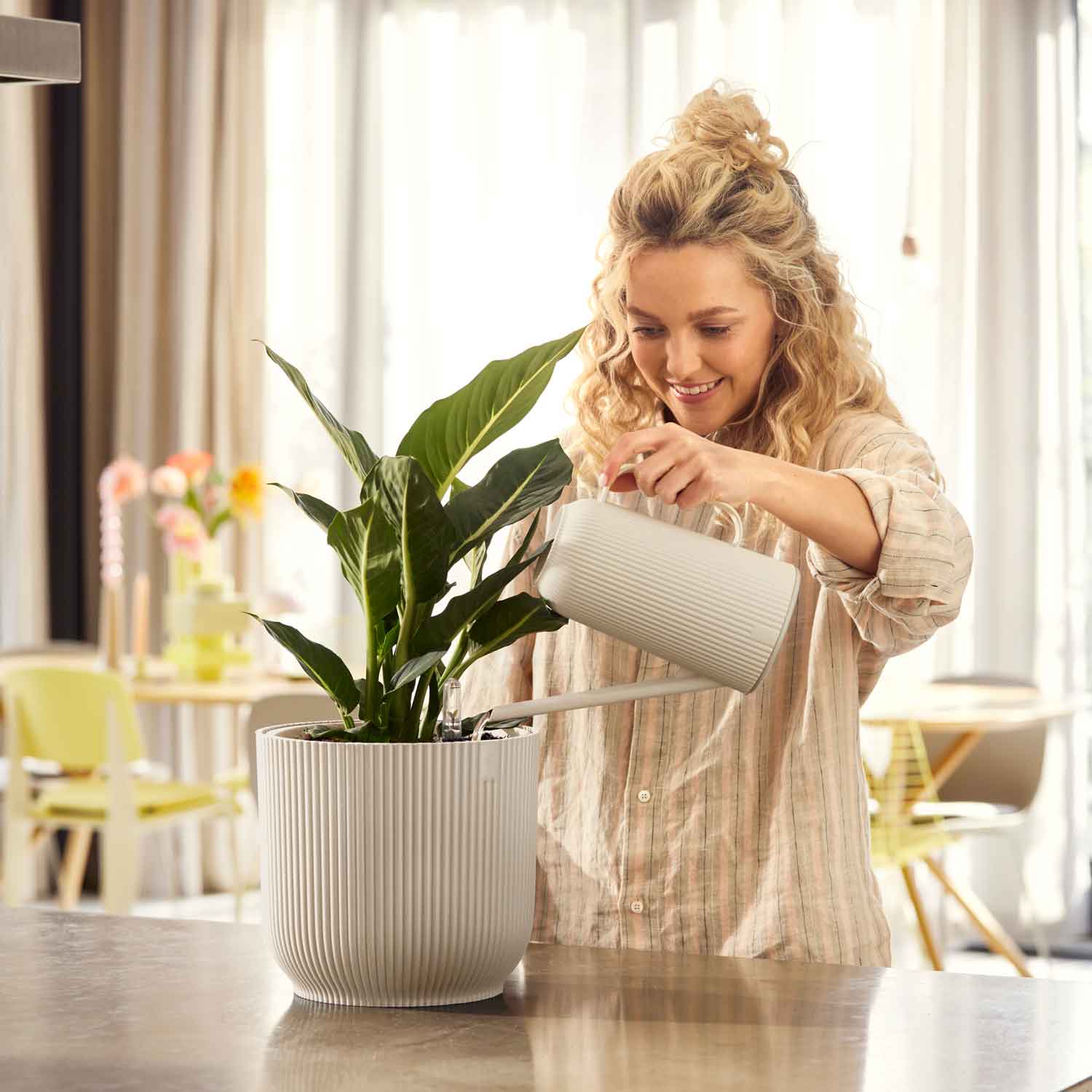 vibes fold watering can 1.7 linen white